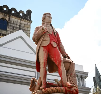 Captain cook statue vandalized