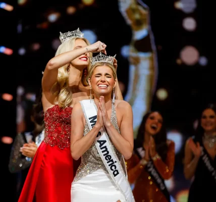 Abbie Stockard gets crowned Miss America.