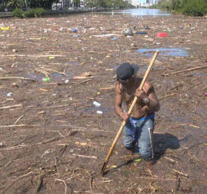 Honolulu resident "Smurf" cleaning the Ala Wai