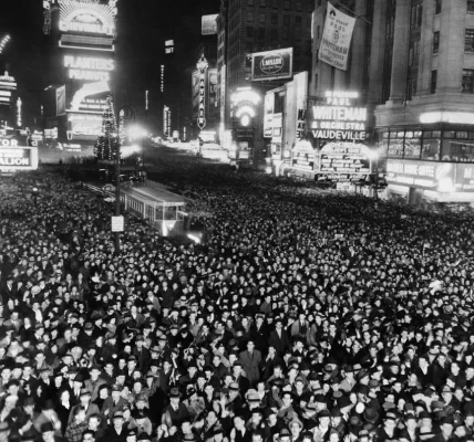 Times Square on New Year's Eve in 1938